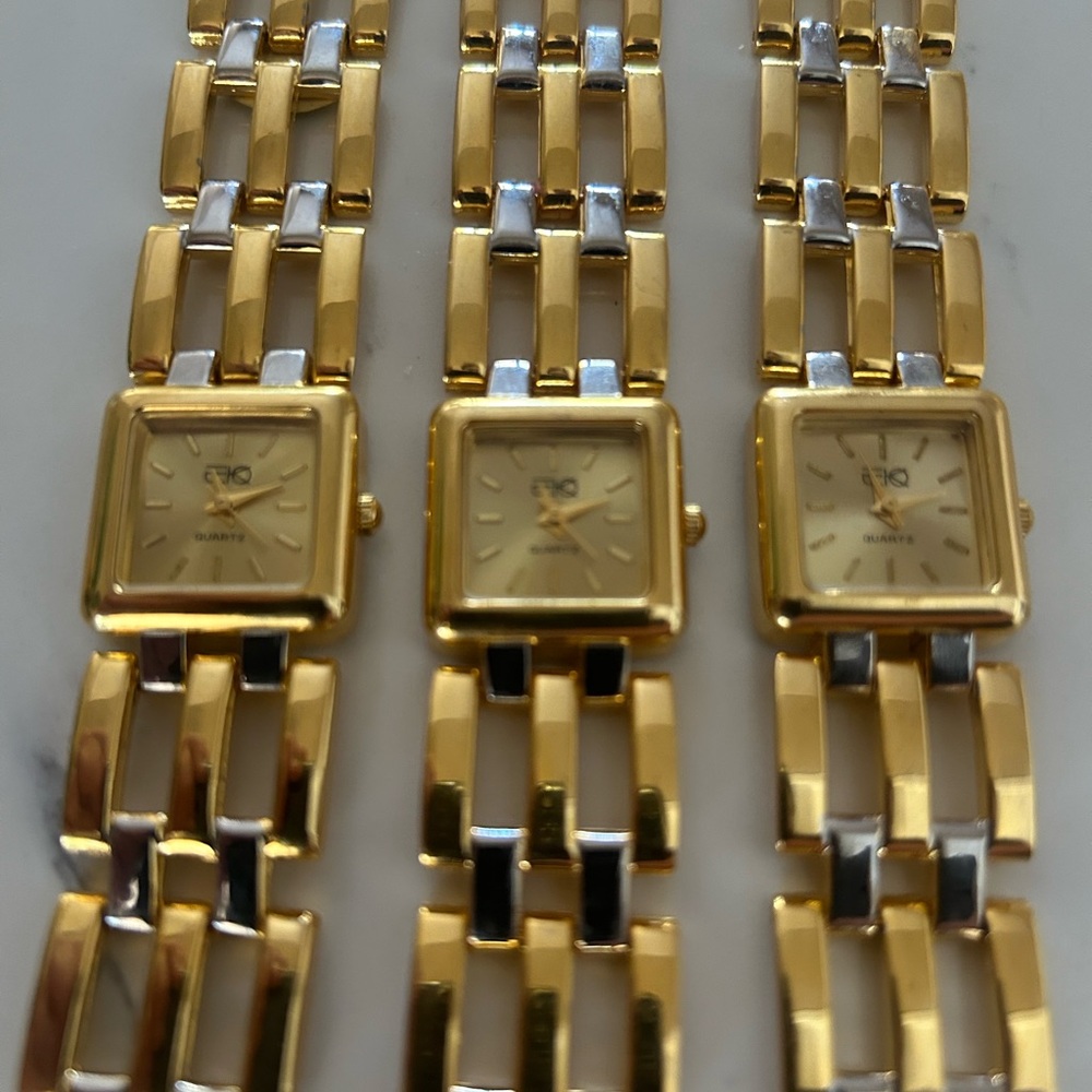 Buyer gets 1 EKO 2tone bracelet watches. They are quartz and keep perfect time